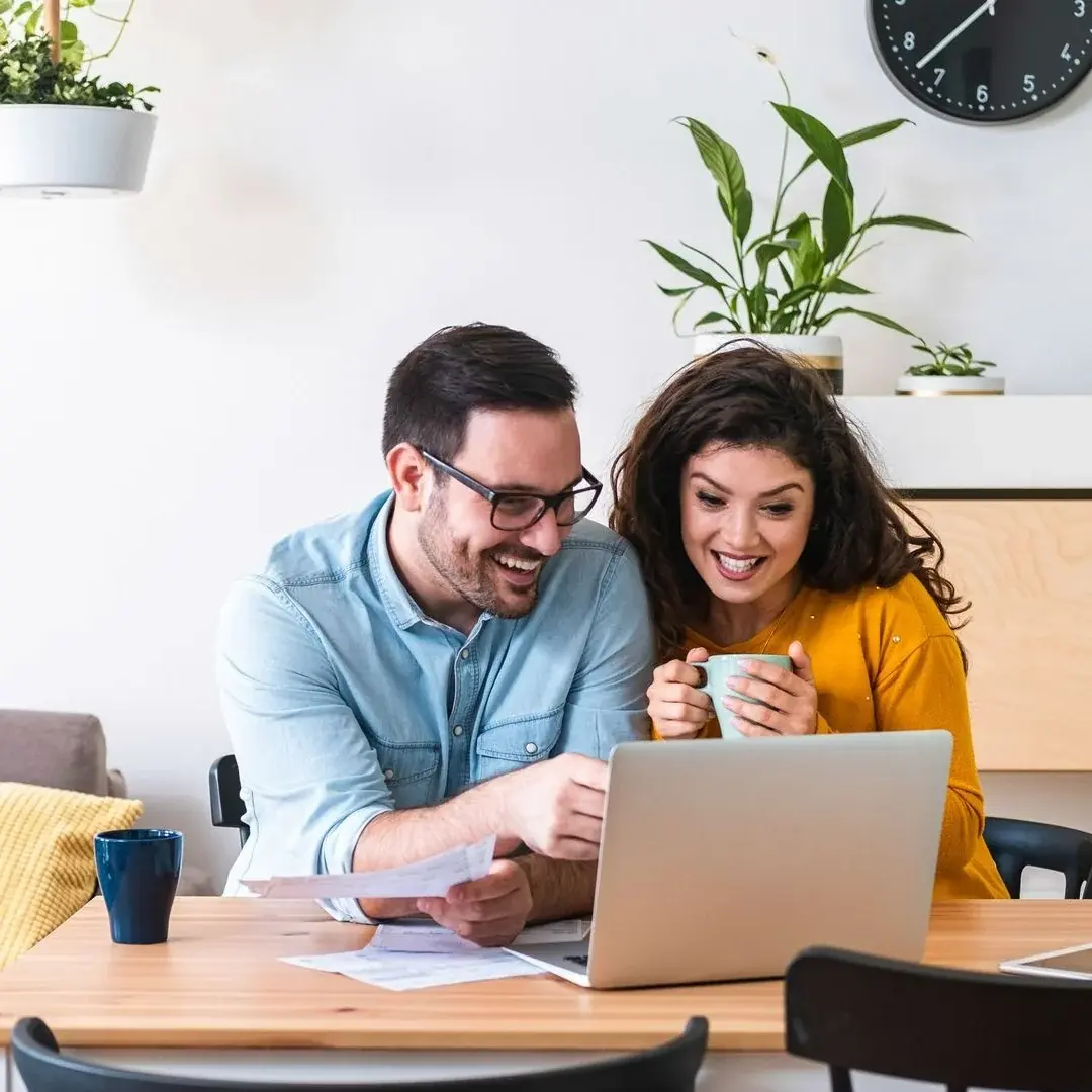 Binôme d'apprenants en cours de langue à distance sur ordinateur portable
