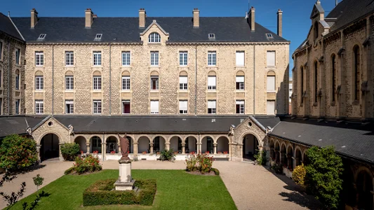 Cour intérieure et cloître historique du Campus ICP Reims