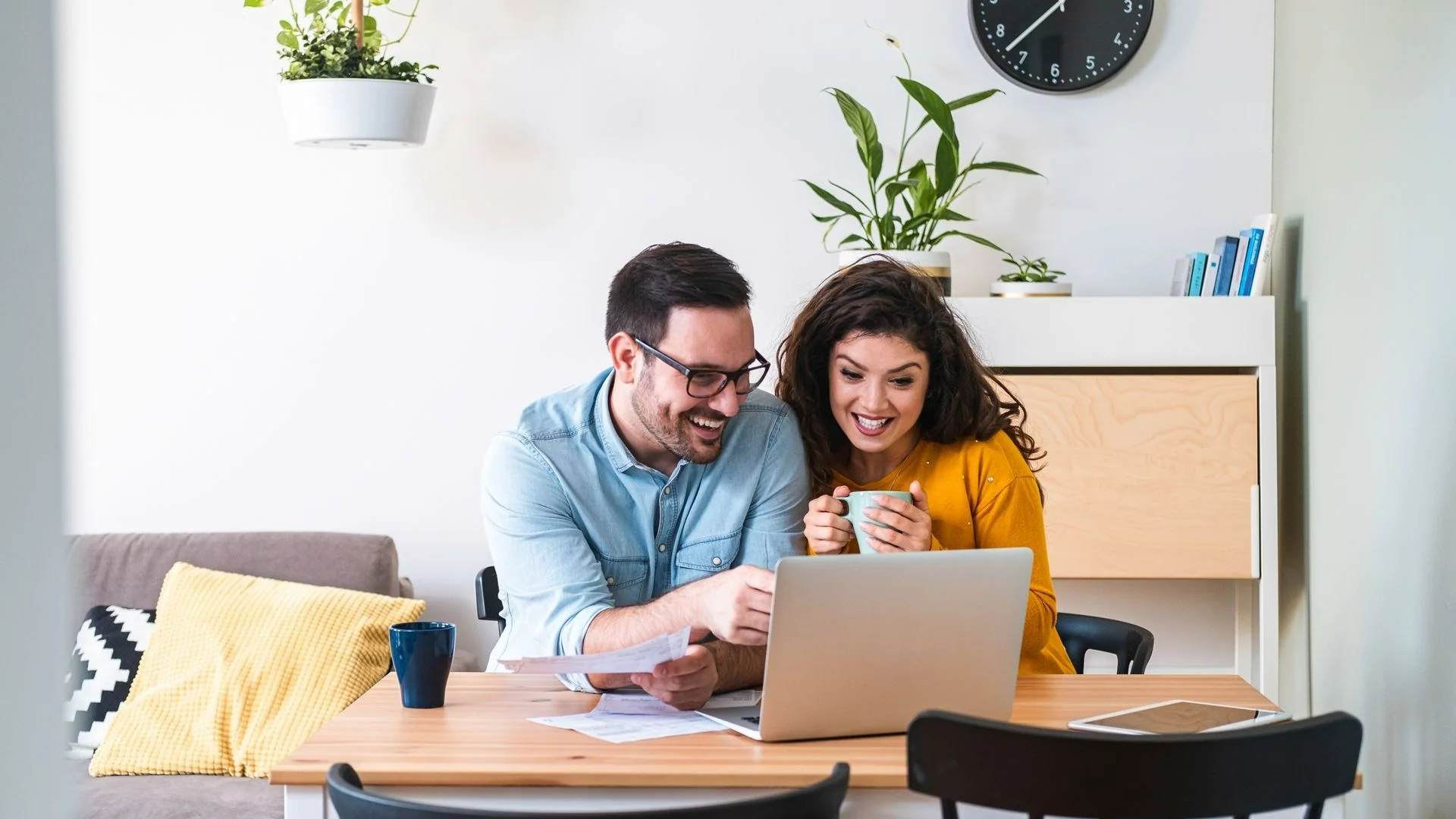 Binôme d'apprenants en cours de langue à distance sur ordinateur portable
