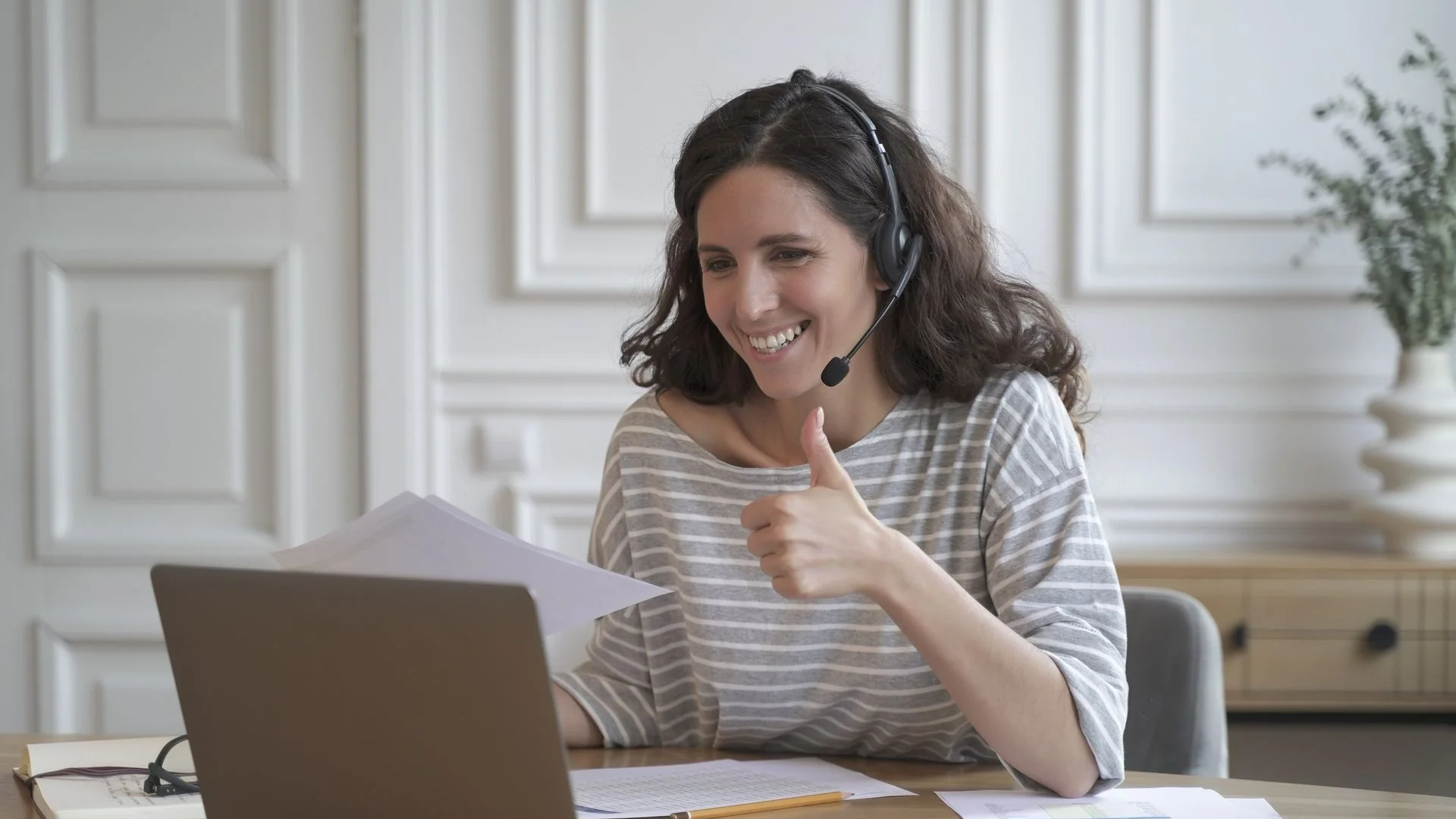 Apprenante individuelle avec micro-casque en cours de langue en visioconférence