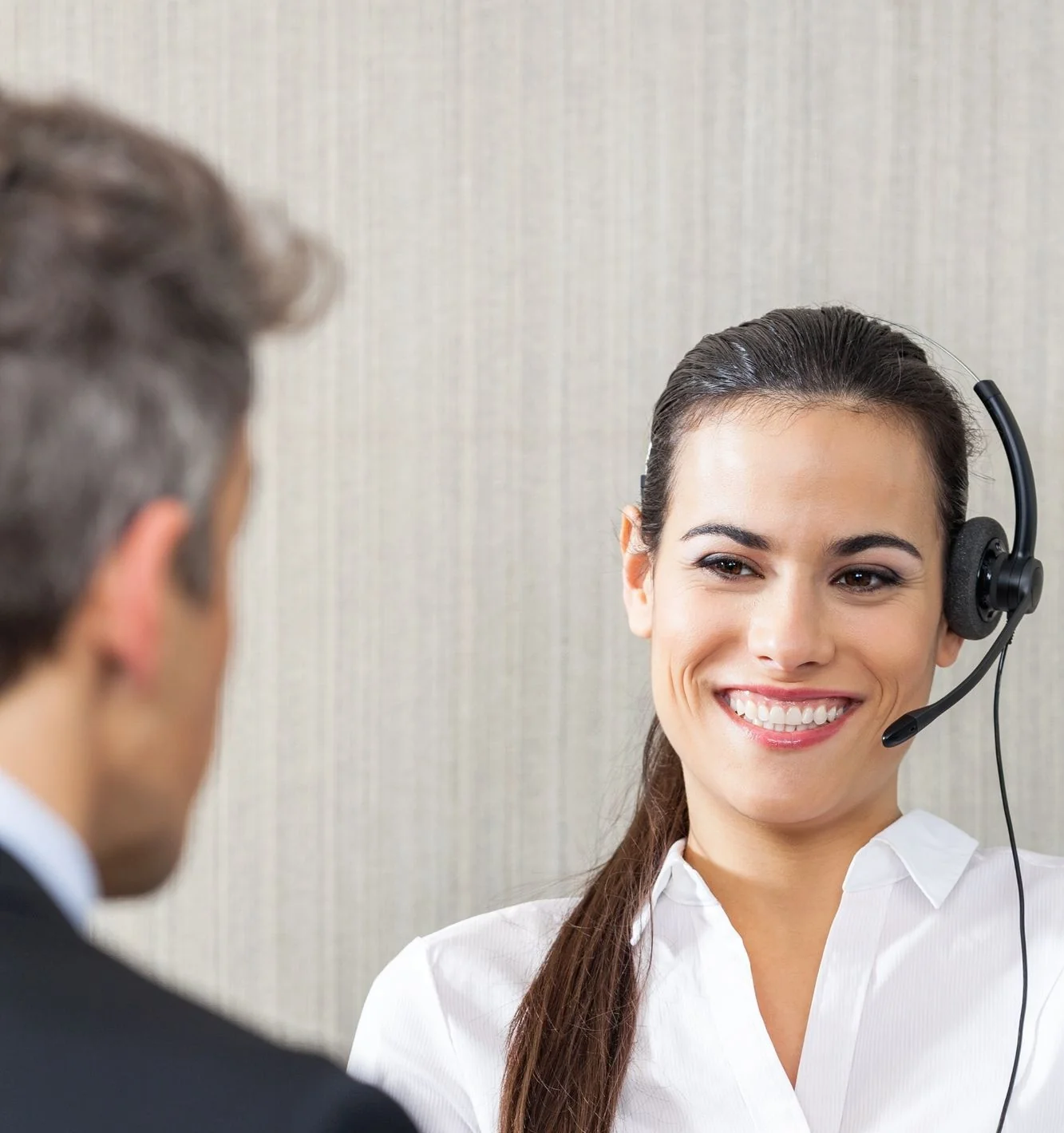 Interprète professionnelle en réunion bilatérale avec micro-casque