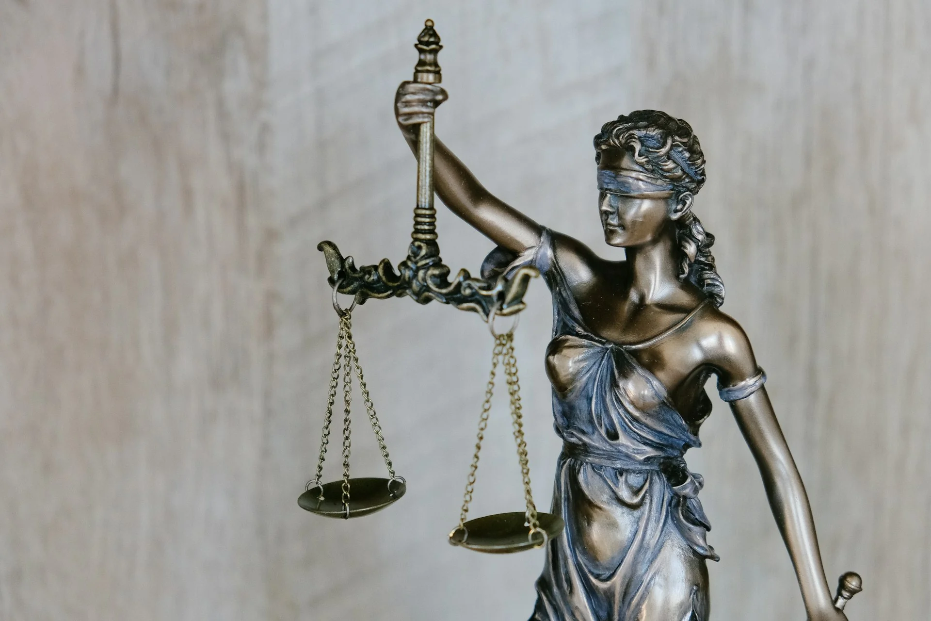 Statue de la Justice et balance symbolisant la validité officielle des traductions assermentées