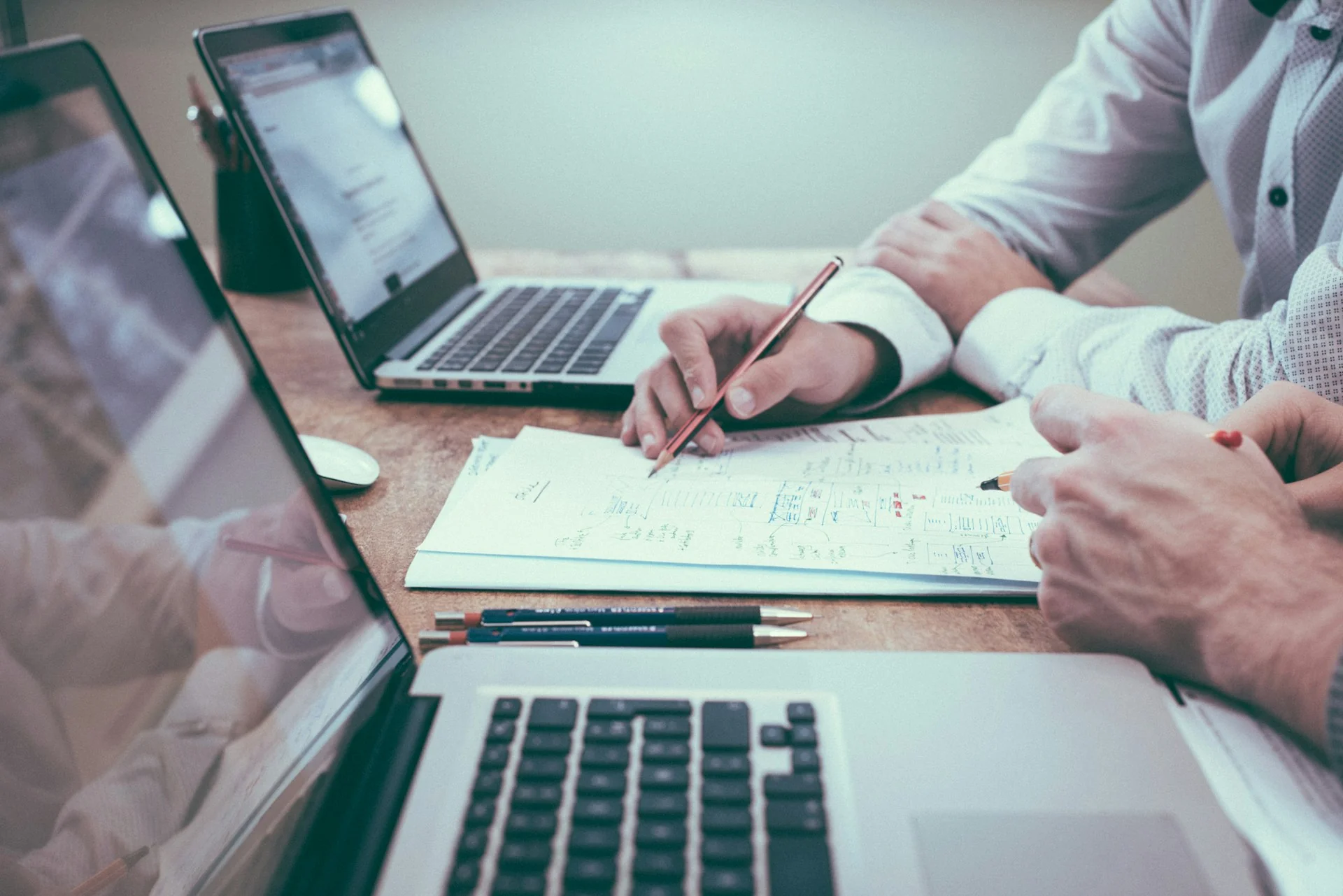 Deux linguistes analysant et annotant des documents techniques et juridiques